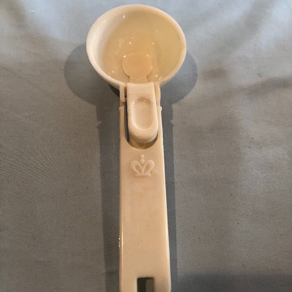 VINTAGE Tupperware with Crown Logo Measuring Spoon Snap Together #G13